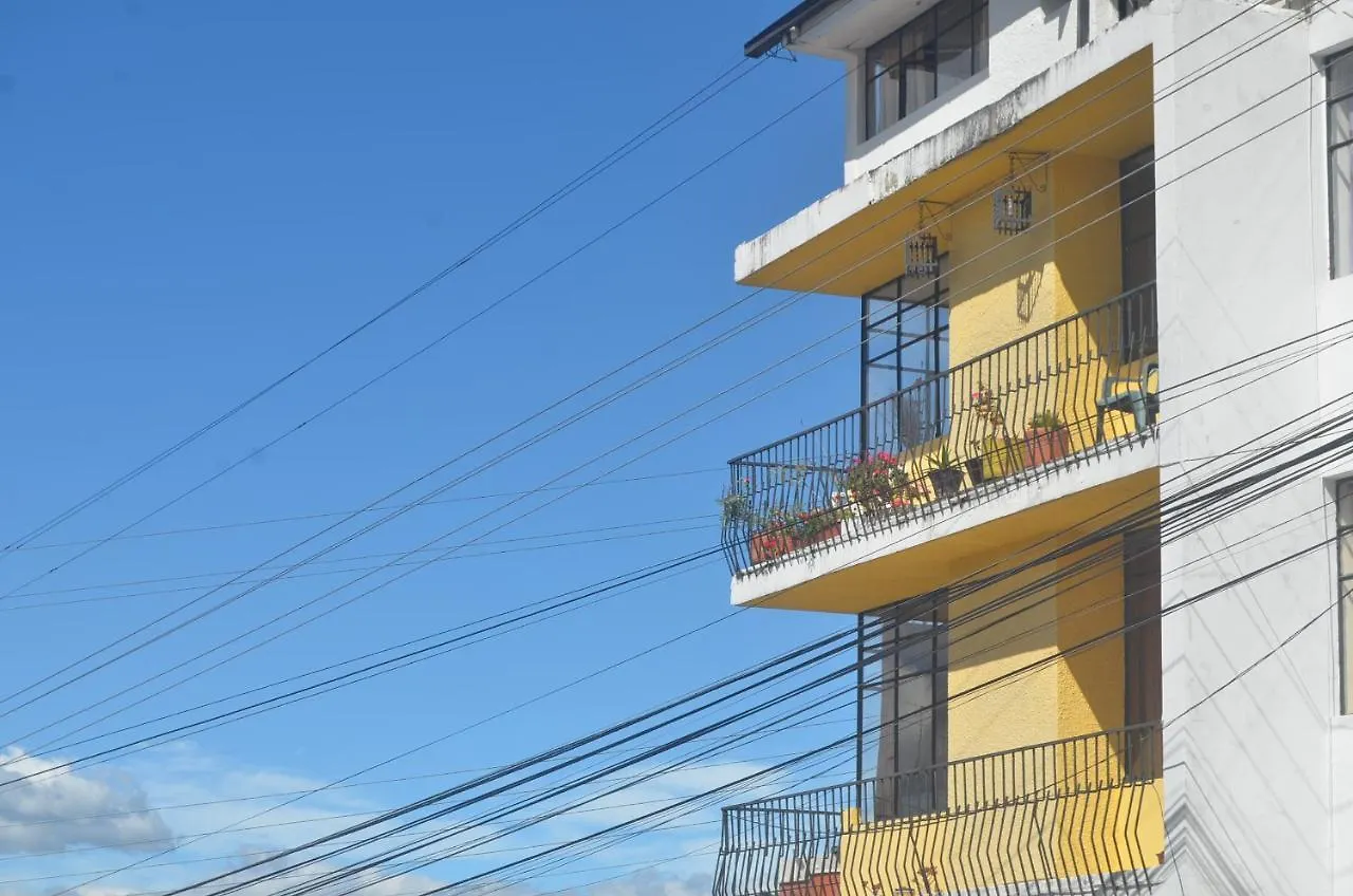 The Quito Guest House With Yellow Balconies For Travellers 2*,