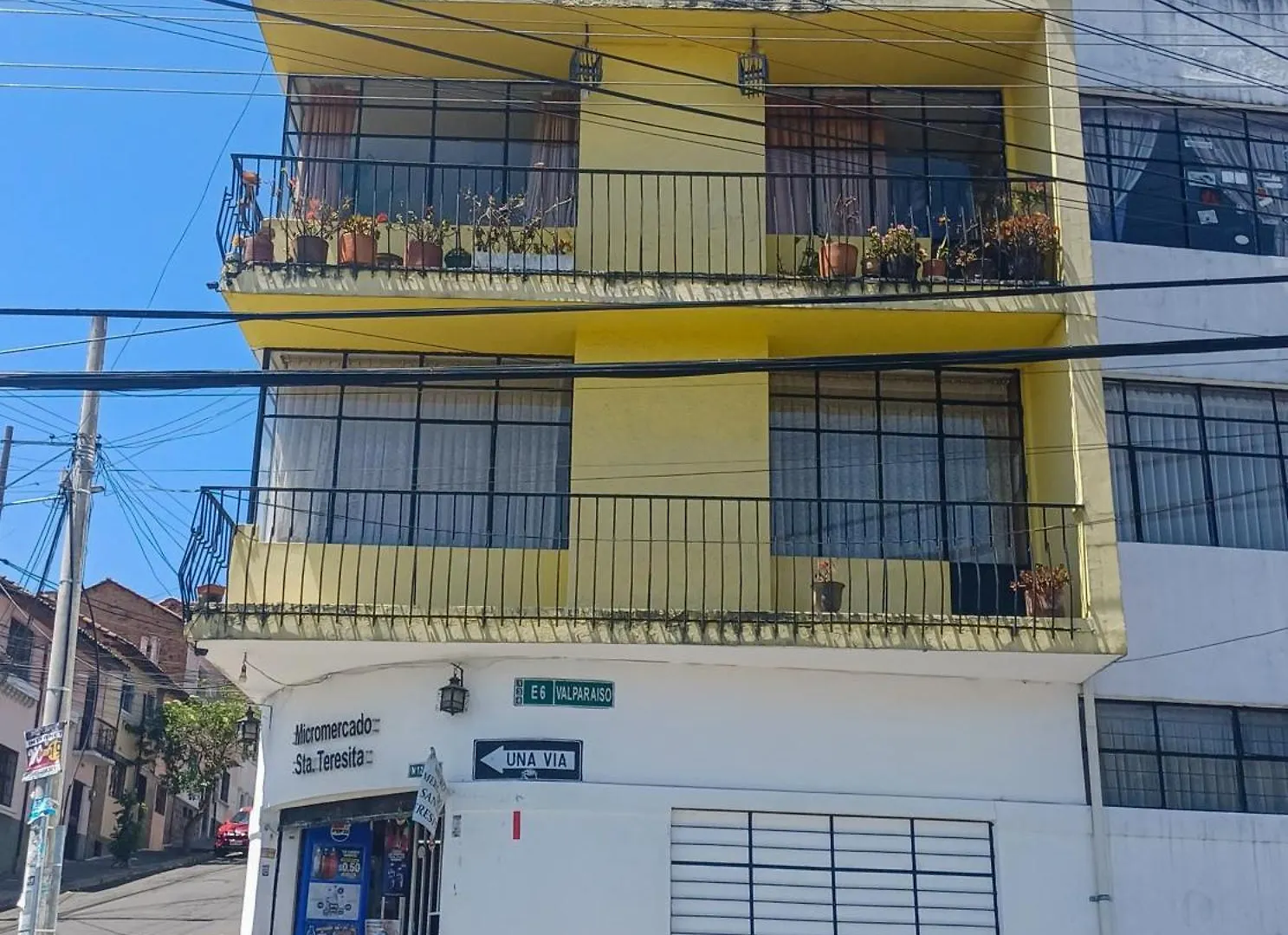 The Quito Guest House With Yellow Balconies For Travellers