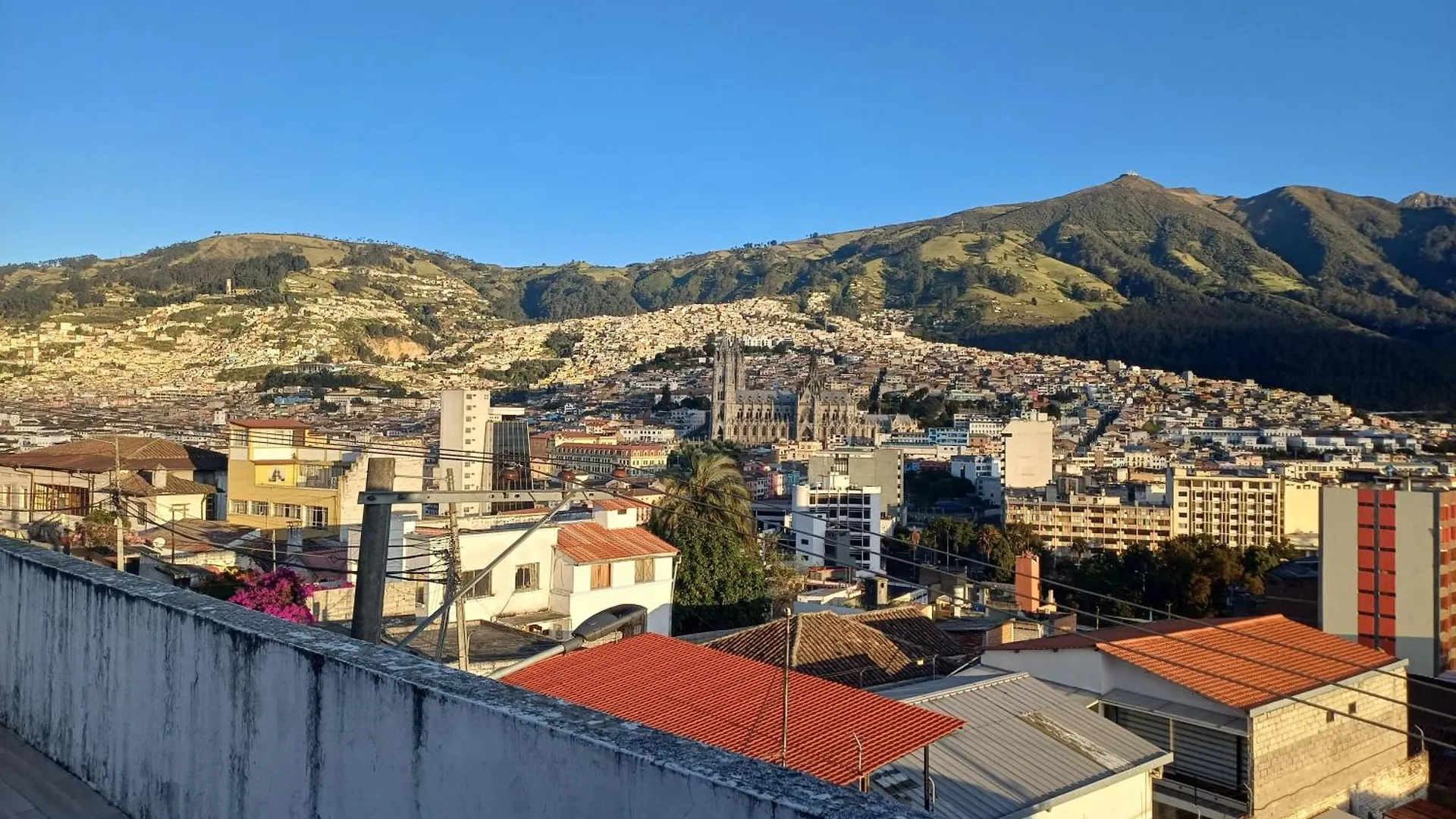 **  The Quito Guest House With Yellow Balconies For Travellers Ισημερινός