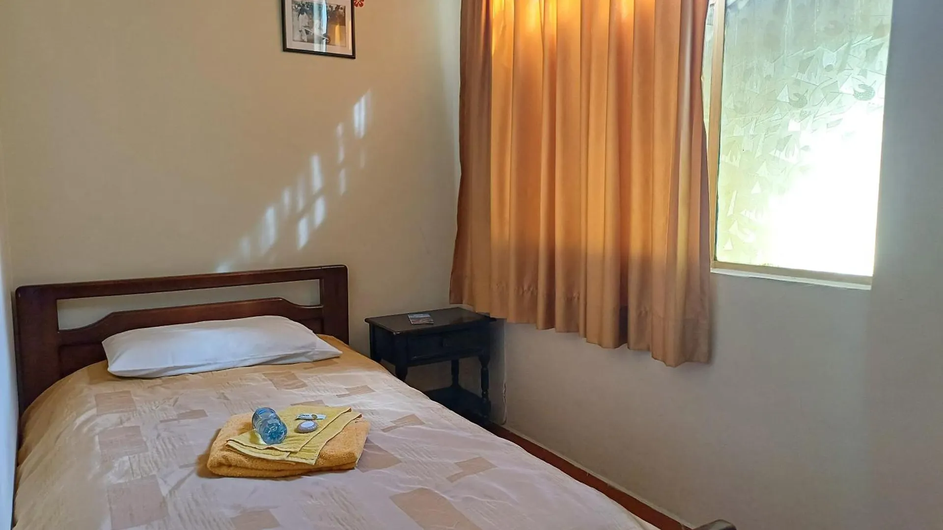 The Quito Guest House With Yellow Balconies For Travellers 2*,  Ισημερινός