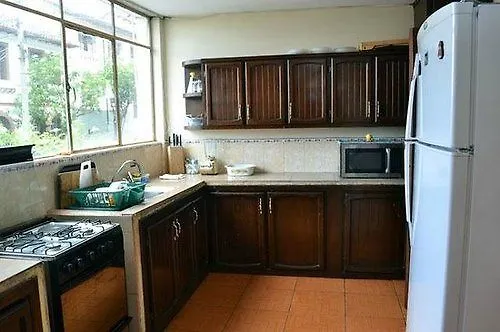 The Quito Guest House With Yellow Balconies For Travellers 2*,